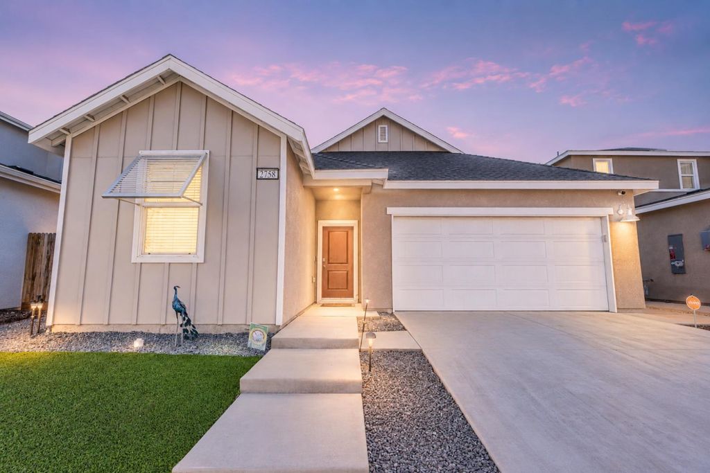2758 N Applegate Avenue, Fresno, CA 93737