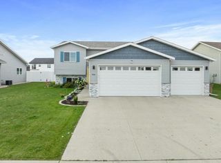 916 34th Ave, Minot, ND 58703