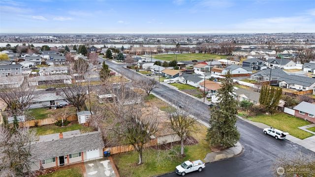 437 Sharon Avenue E, Moses Lake, WA 98837