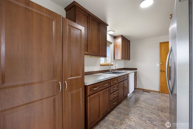 437 Sharon Avenue E, Moses Lake, WA 98837