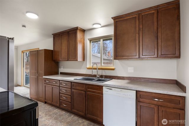 437 Sharon Avenue E, Moses Lake, WA 98837