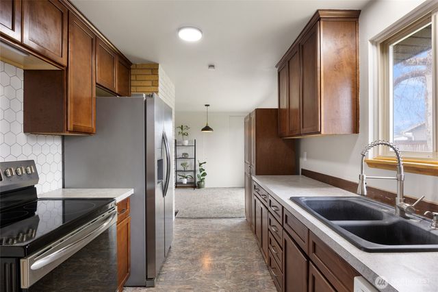 437 Sharon Avenue E, Moses Lake, WA 98837