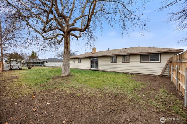 437 Sharon Avenue E, Moses Lake, WA 98837