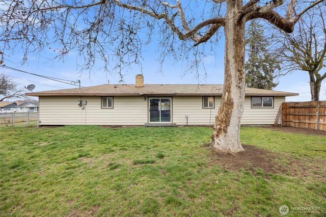 437 Sharon Avenue E, Moses Lake, WA 98837
