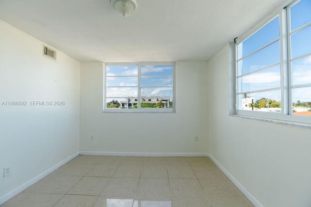 1990 Marseille Dr 402, Miami Beach, FL 33141