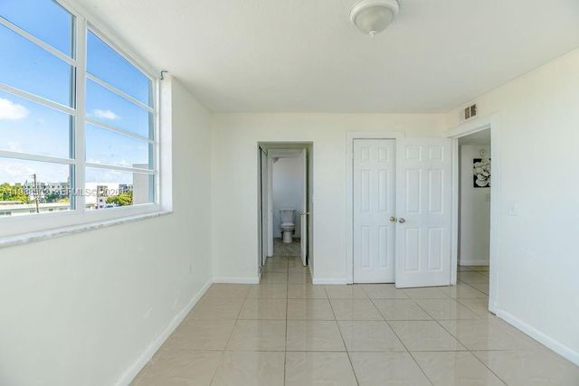 1990 Marseille Dr 402, Miami Beach, FL 33141