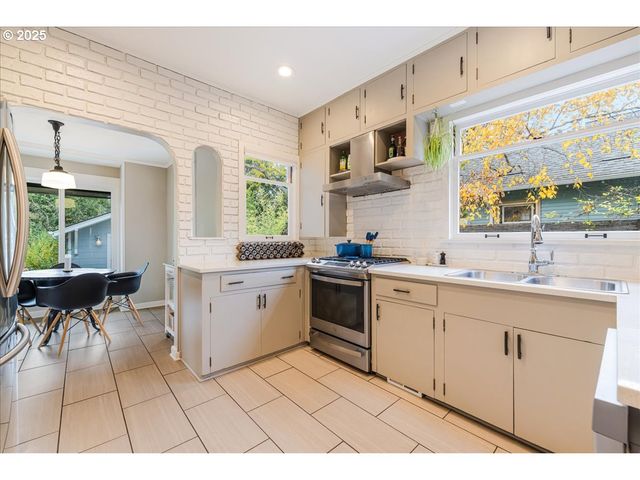 3111 Se 62ND Ave, Portland, OR 97206