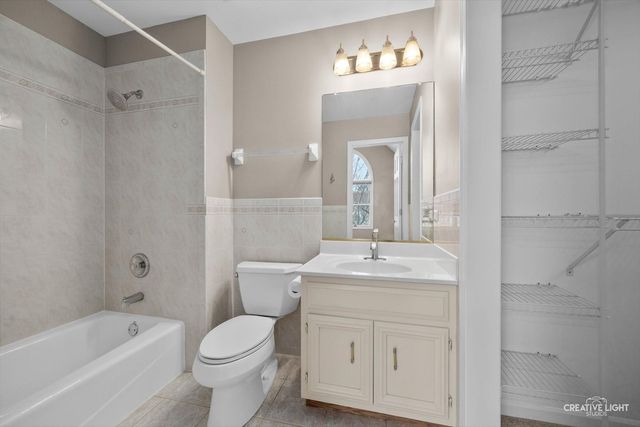 1600 HARRIS Drive, Aurora, IL 60502