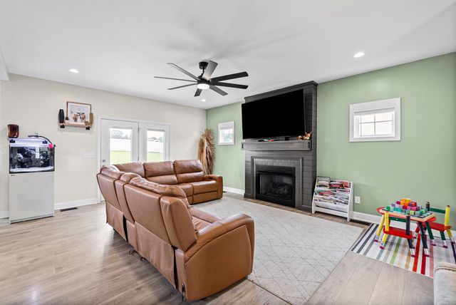 3904 Chapel Hill Rd, Clarksville, TN 37040