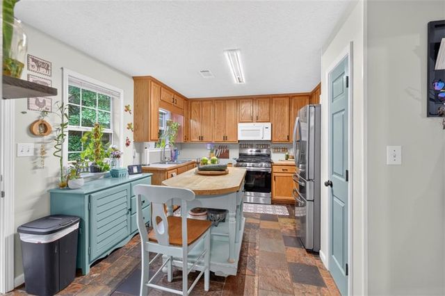 130 Creek Drive, Locust Grove, GA 30248
