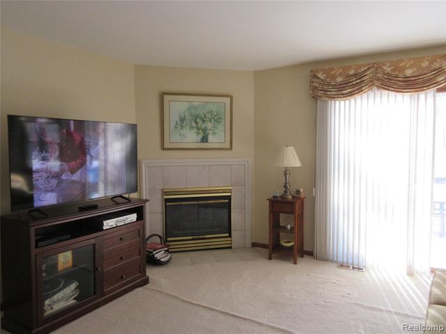 4660 Royal Cove Drive 5, Utica, MI 48316