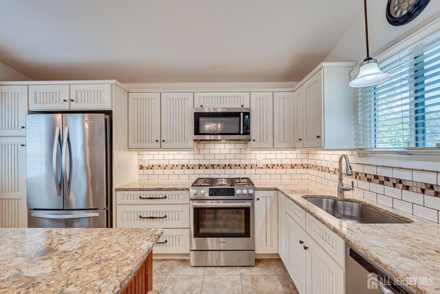 72 Stephenville Parkway, Edison, NJ 08820