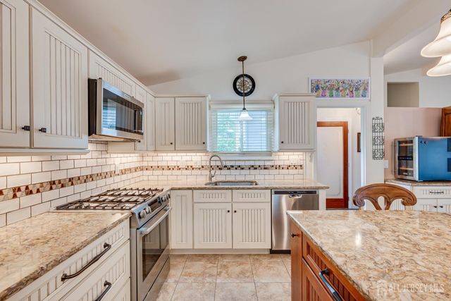 72 Stephenville Parkway, Edison, NJ 08820