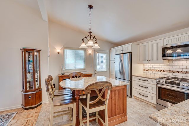 72 Stephenville Parkway, Edison, NJ 08820