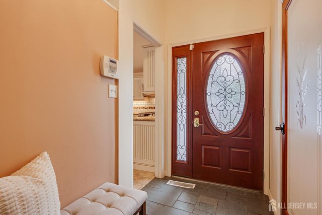 72 Stephenville Parkway, Edison, NJ 08820