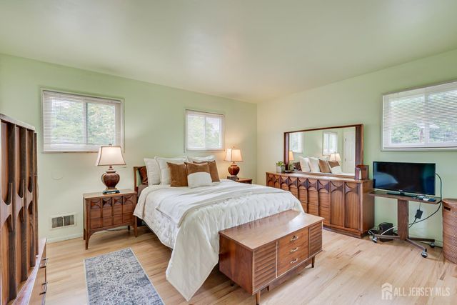 72 Stephenville Parkway, Edison, NJ 08820