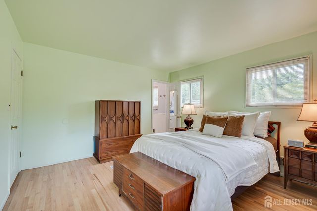 72 Stephenville Parkway, Edison, NJ 08820