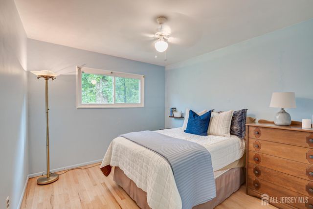 72 Stephenville Parkway, Edison, NJ 08820