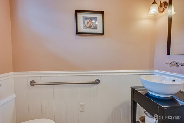72 Stephenville Parkway, Edison, NJ 08820