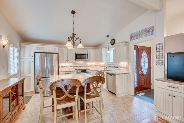 72 Stephenville Parkway, Edison, NJ 08820