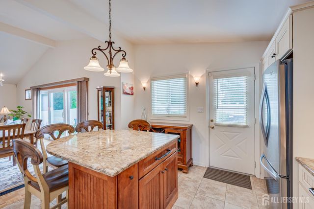 72 Stephenville Parkway, Edison, NJ 08820