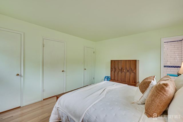 72 Stephenville Parkway, Edison, NJ 08820