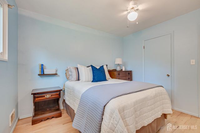 72 Stephenville Parkway, Edison, NJ 08820