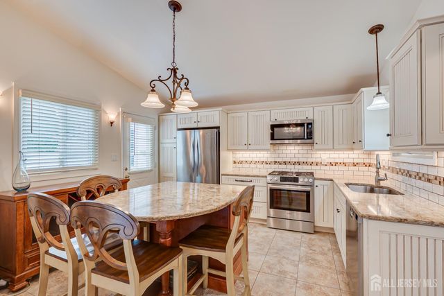 72 Stephenville Parkway, Edison, NJ 08820