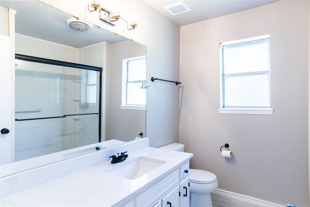 12 Brookhollow Circle, Gainesville, TX 76240