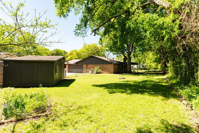12 Brookhollow Circle, Gainesville, TX 76240