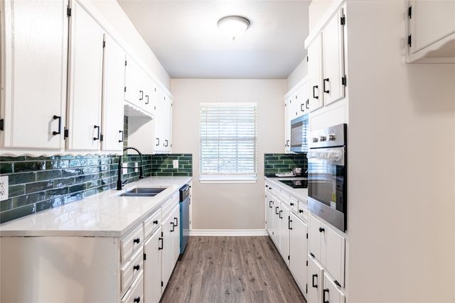 12 Brookhollow Circle, Gainesville, TX 76240