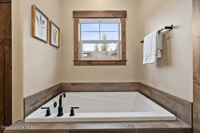 11633 N Spiraea LN, Hayden Lake, ID 83835
