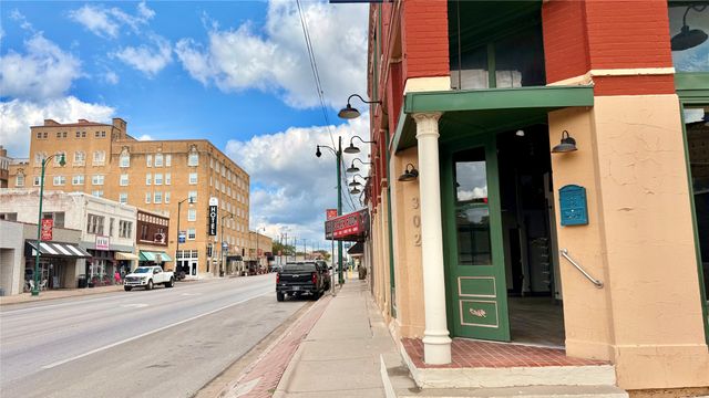 302 N Oak Avenue, Mineral Wells, TX 76067