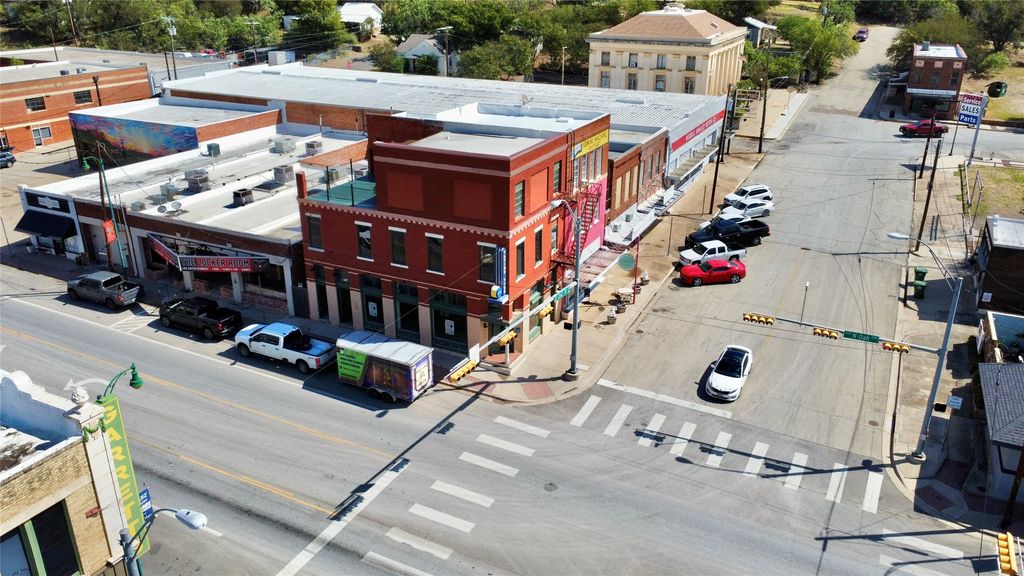 302 N Oak Avenue, Mineral Wells, TX 76067