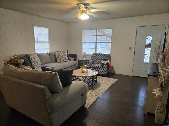 716 W Sypert Street, Nashville, AR 71852