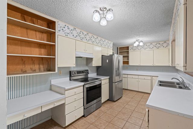 106 Oakwood Drive, Keene, TX 76059