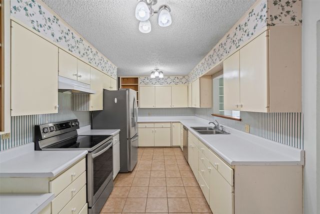 106 Oakwood Drive, Keene, TX 76059