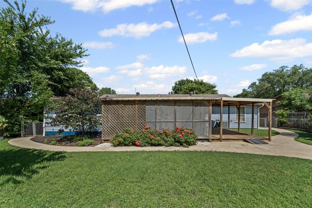 106 Oakwood Drive, Keene, TX 76059