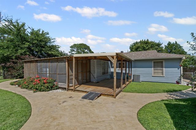 106 Oakwood Drive, Keene, TX 76059