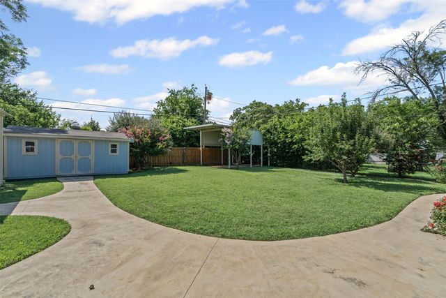 106 Oakwood Drive, Keene, TX 76059