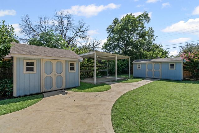 106 Oakwood Drive, Keene, TX 76059