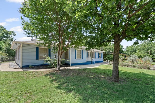 106 Oakwood Drive, Keene, TX 76059