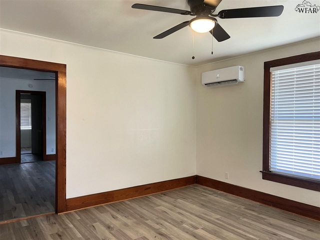 716 E CRAFTON STREET, Henrietta, TX 76365