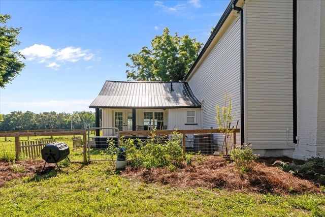 1030 Upper Creek Rd, Vanleer, TN 37181