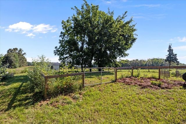 1030 Upper Creek Rd, Vanleer, TN 37181