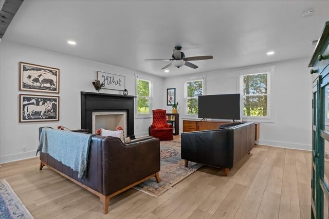 1030 Upper Creek Rd, Vanleer, TN 37181