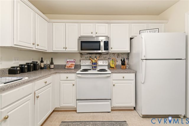 5343 Nairn Ln, Chester, VA 23831