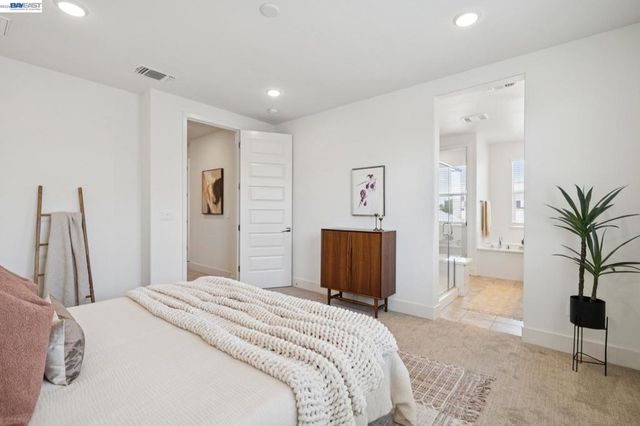 472 Diller St, Alameda, CA 94501