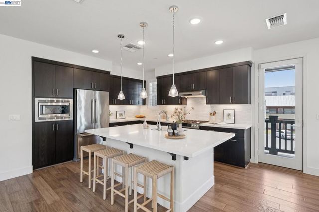 472 Diller St, Alameda, CA 94501