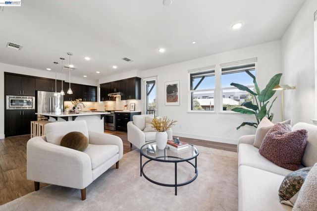 472 Diller St, Alameda, CA 94501